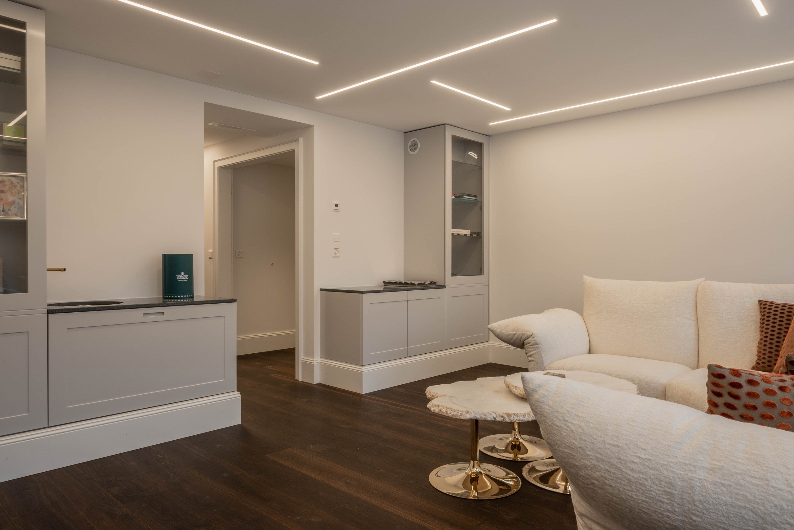 Wohnzimmer des Apartments im Dachgeschoss des Altbaus.