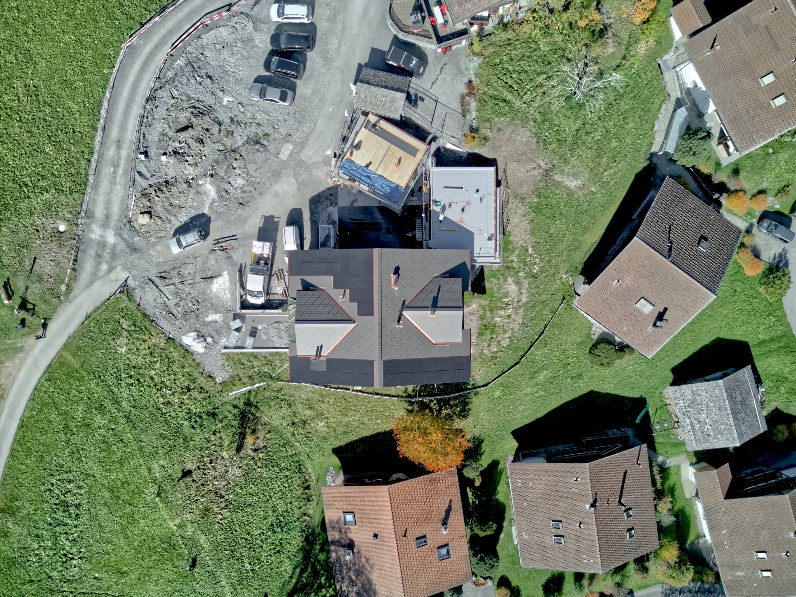 Vogelperspektive auf den Bau des Projekts Guggengasse. Aufstellen der Wände im Dachgeschoss.