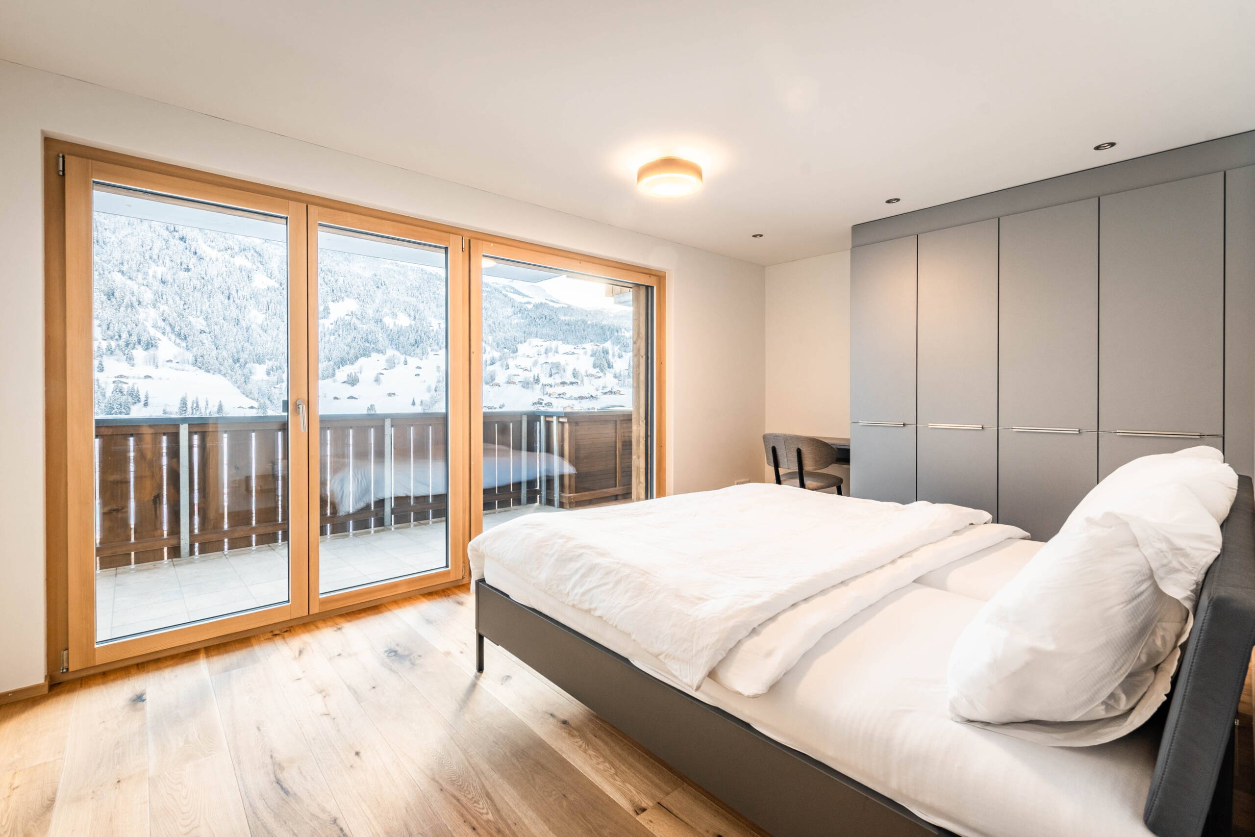 Bedroom with a view of the Eiger north face in the Chalet WALT.