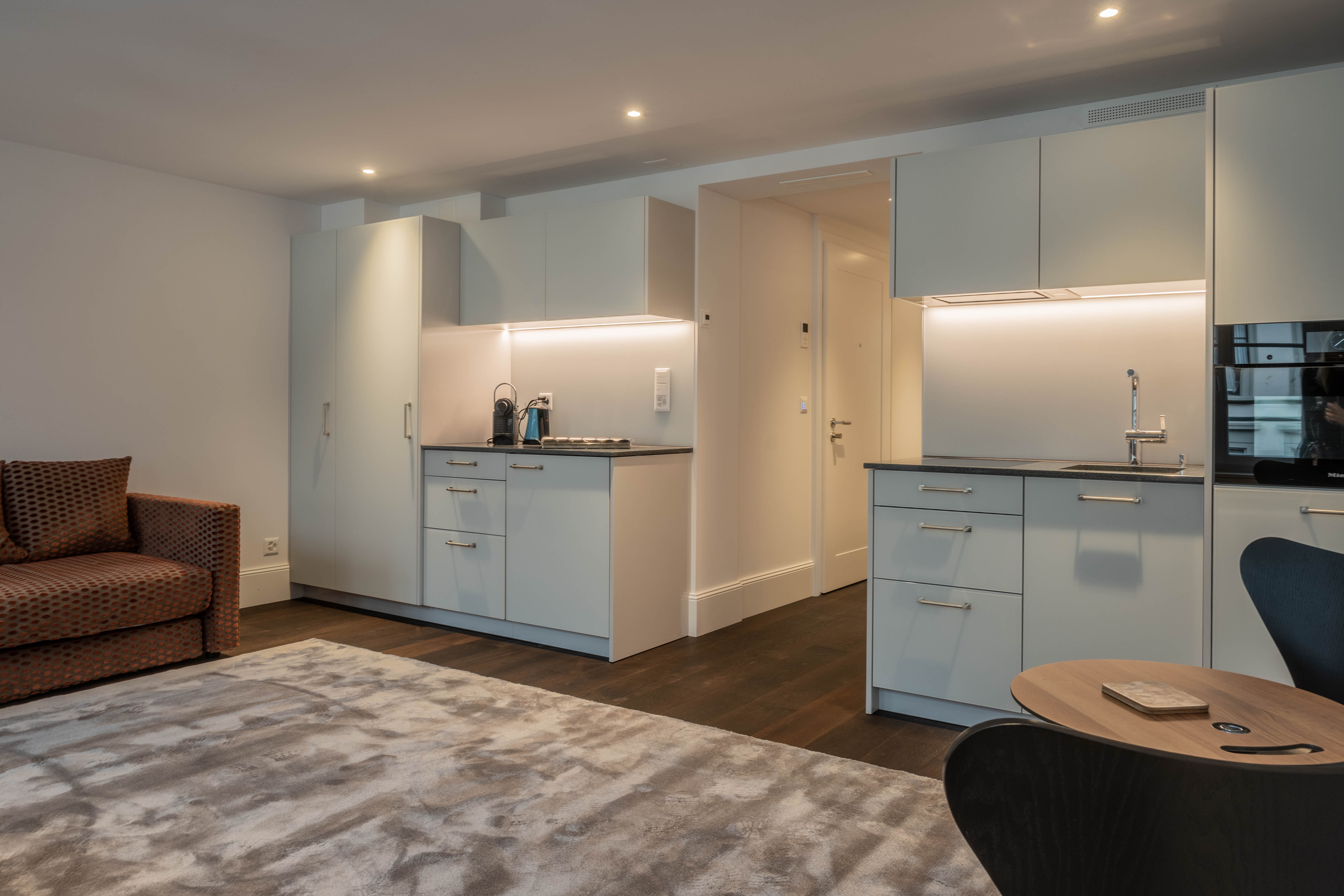 Küche des Apartments im Dachgeschoss des Altbaus.