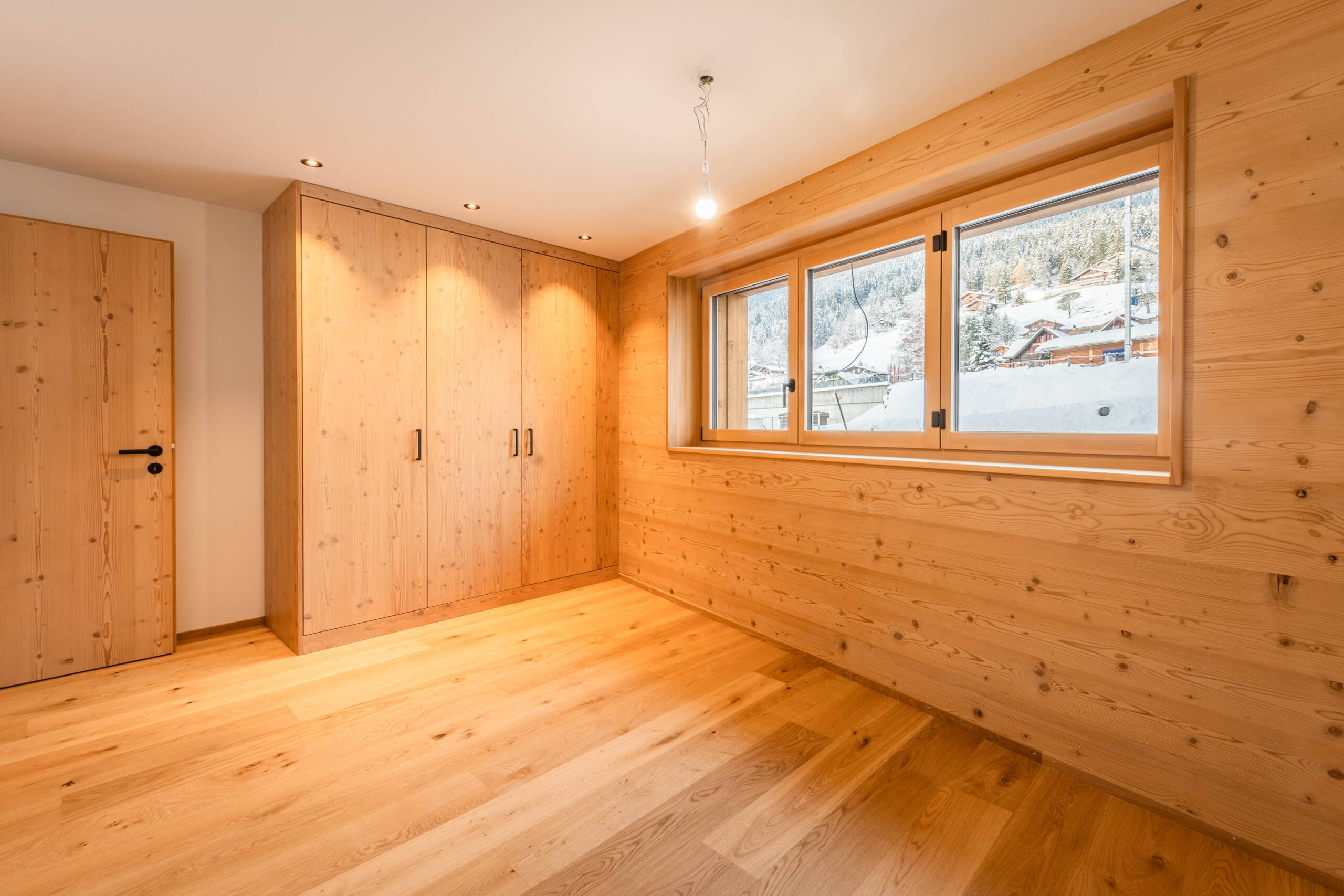 Bedroom in Chalet WALT with a view to the north.