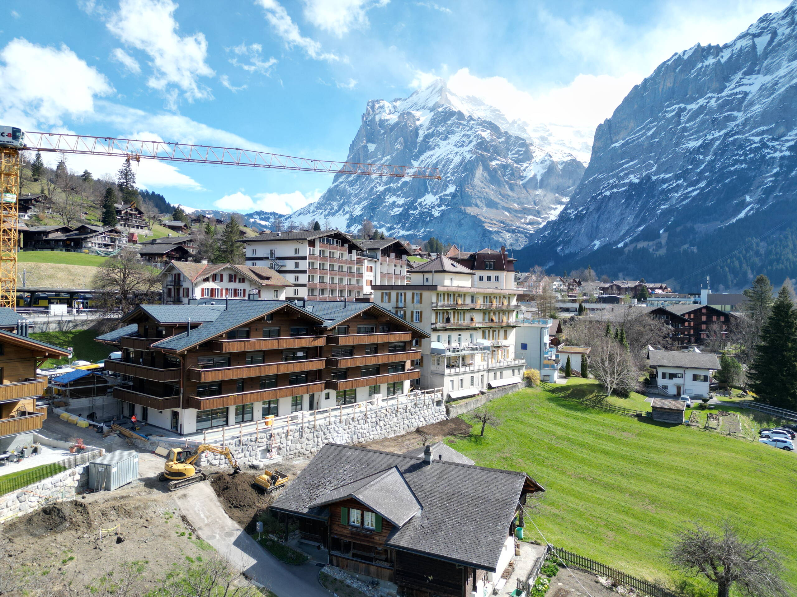 Aussenansicht der Chalet GRINTIL in Grindelwald. Im Hintergrund das Wetterhorn.