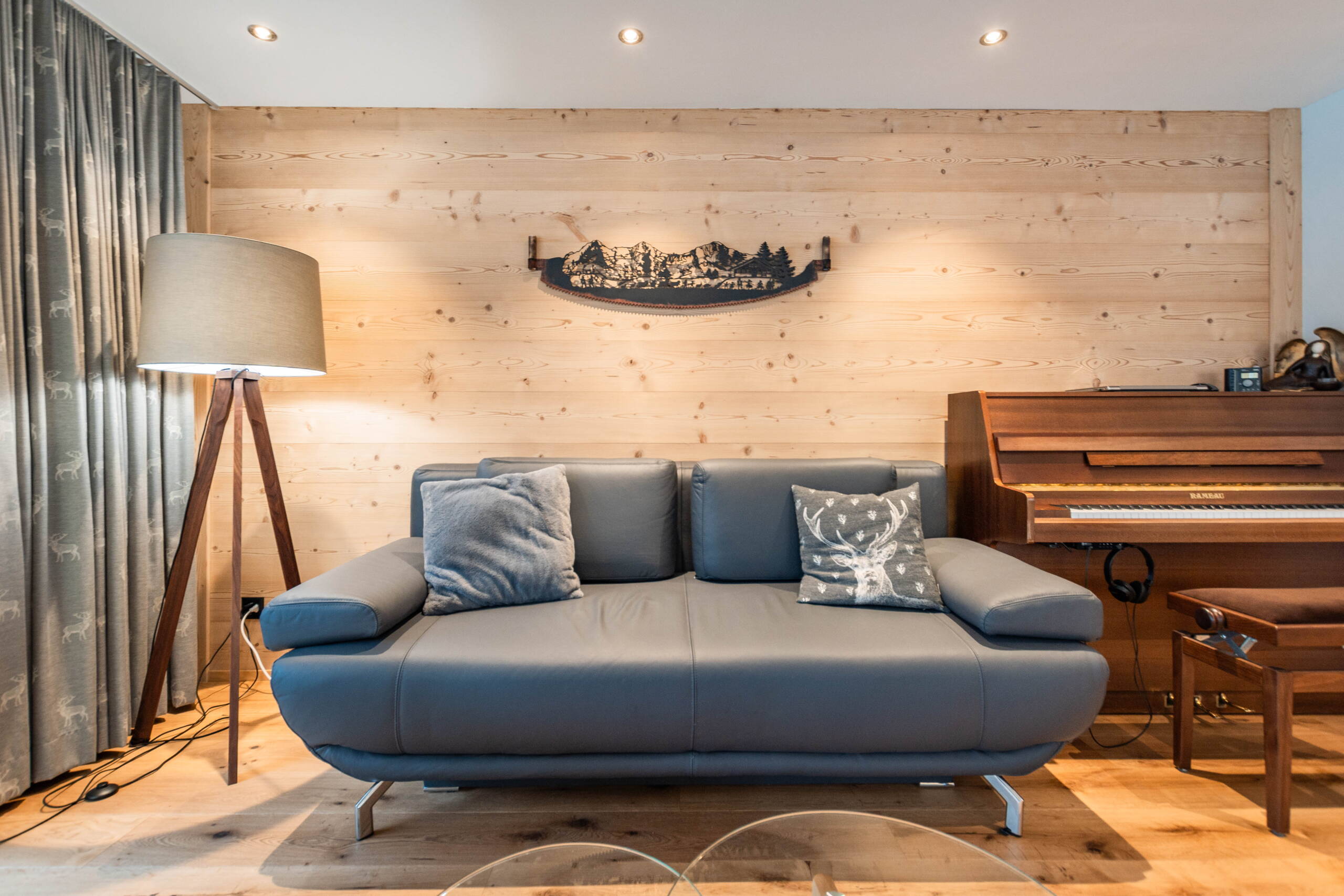 Expanded living room in Chalet WALT - furnished in a modern alpine style.