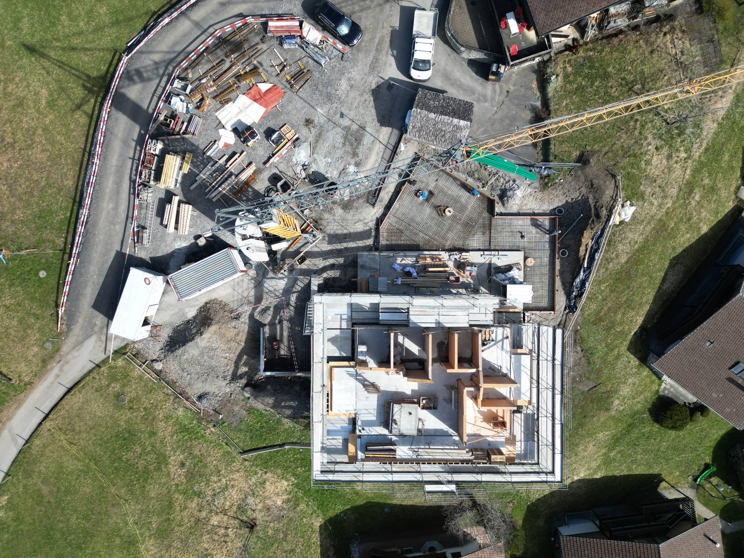 Vogelperspektive auf den Bau des Projekts Guggengasse. Aufstellen der Wände im Dachgeschoss.