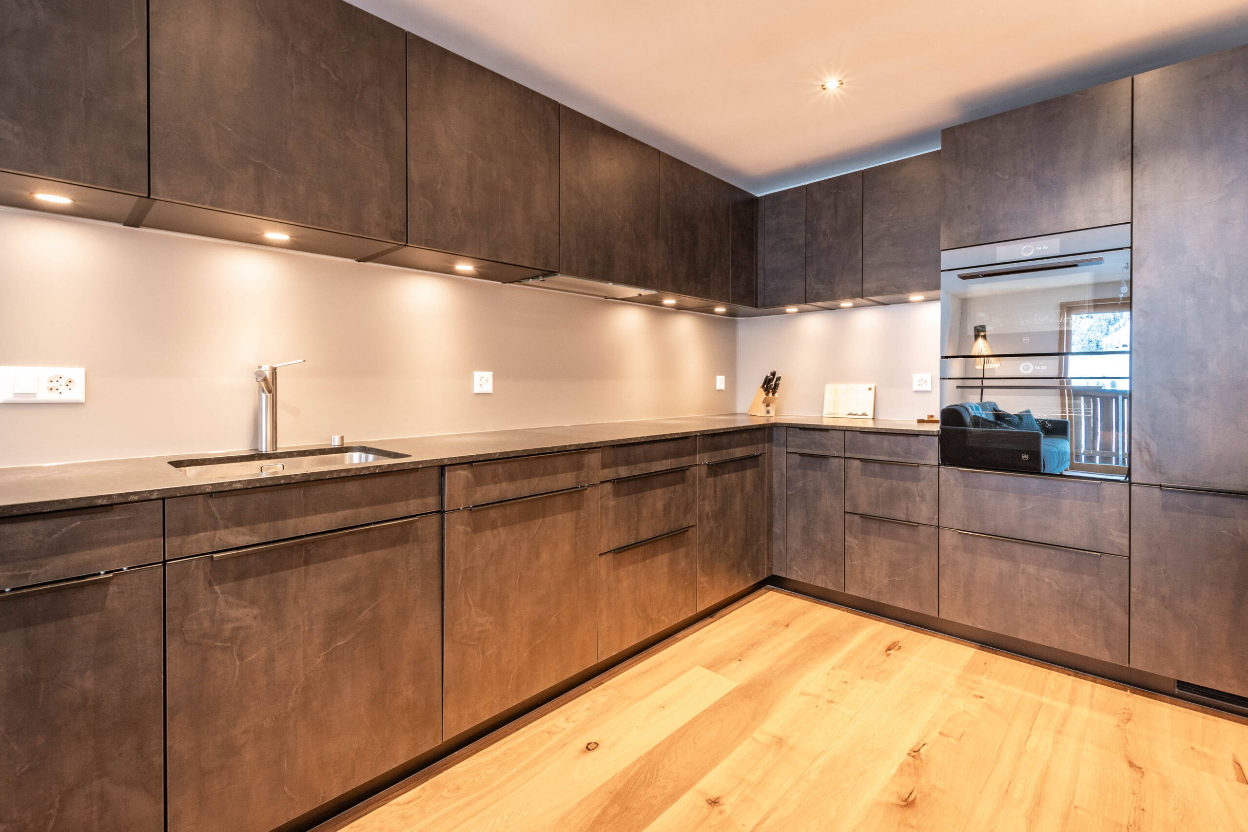 Dark kitchen in Chalet WALT.