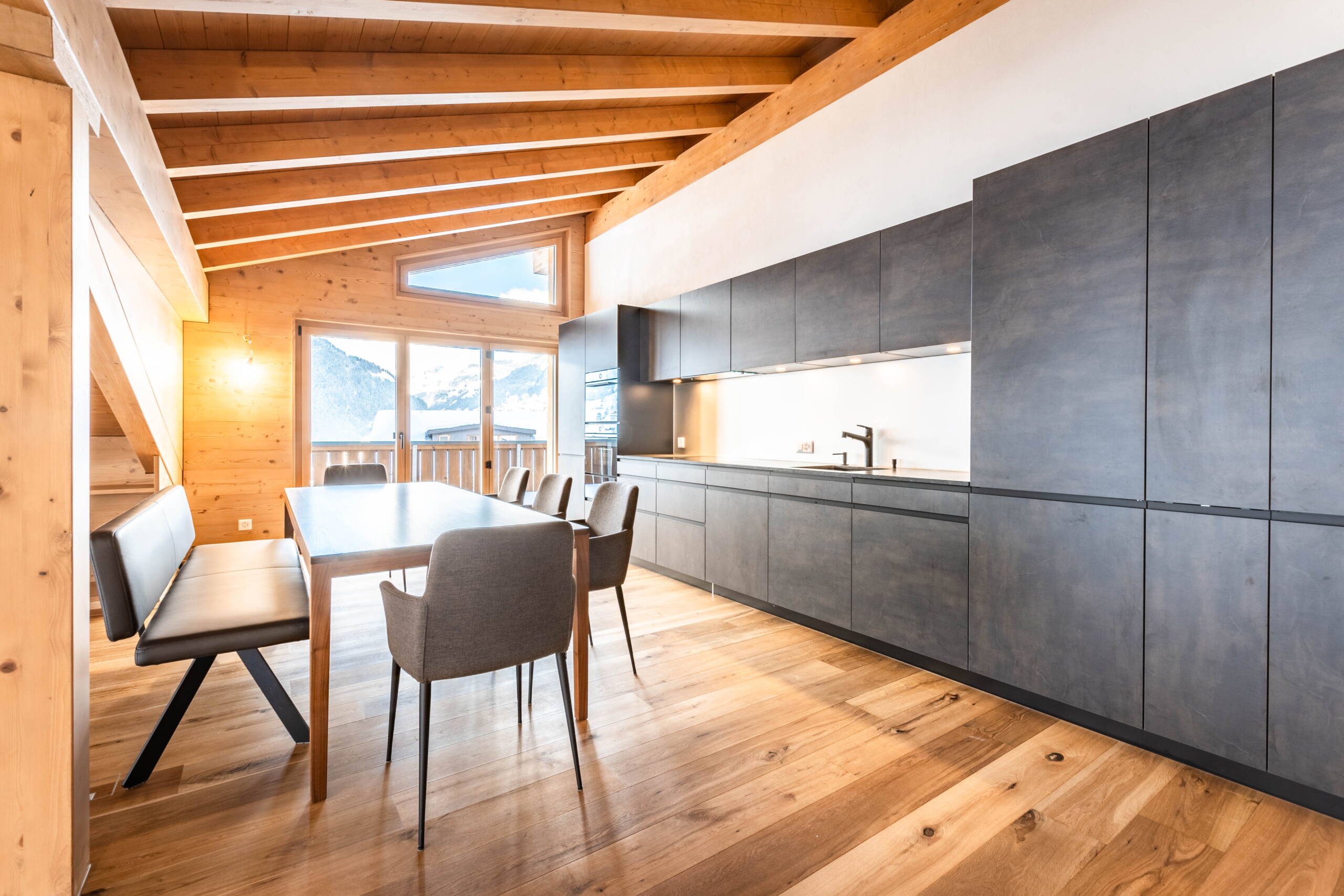 Living room in an attic apartment in Chalet WALT with kitchen and dining table.