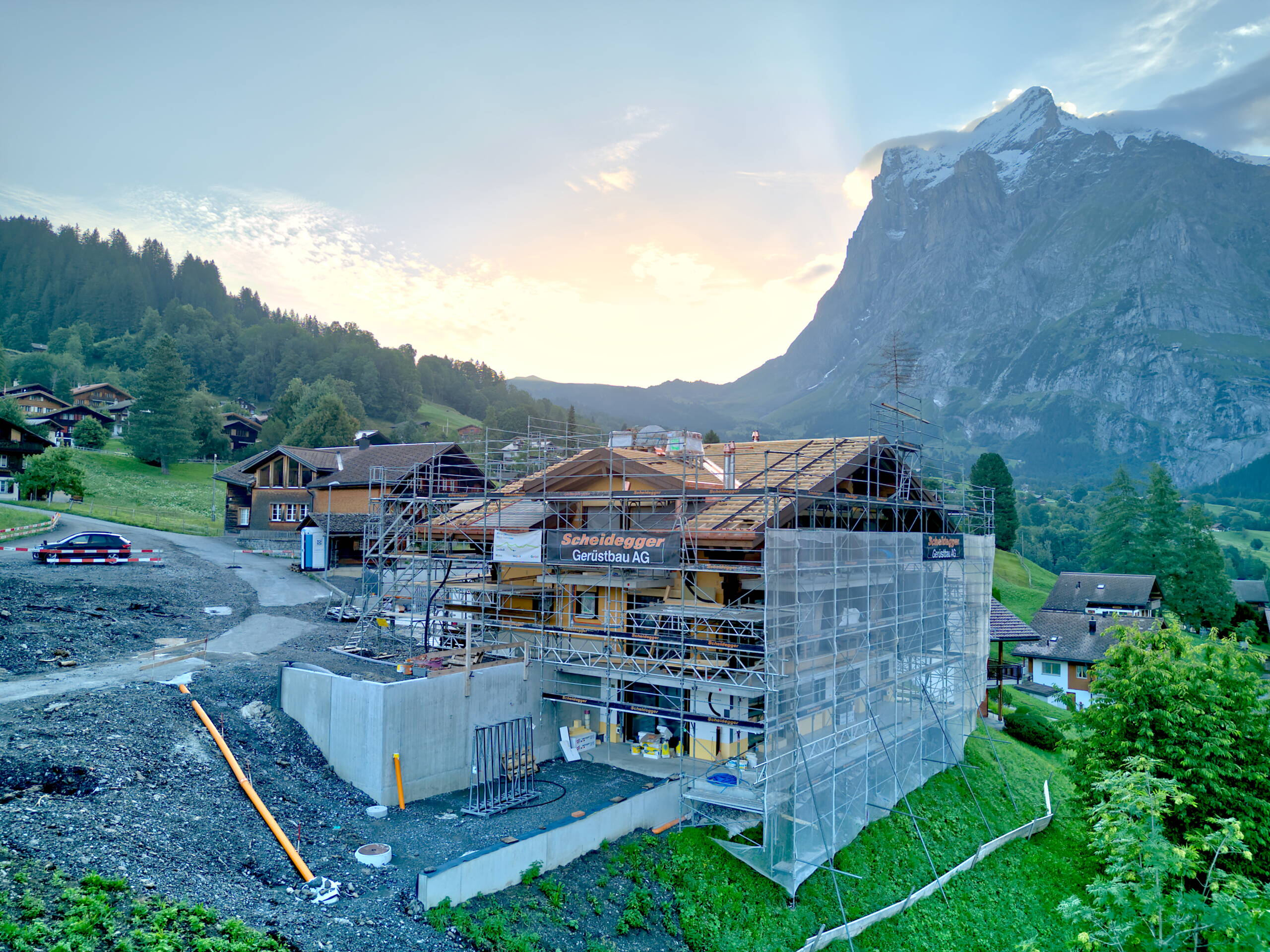 Exterior view of the Guggengasse project with a view of the Wetterhorn.