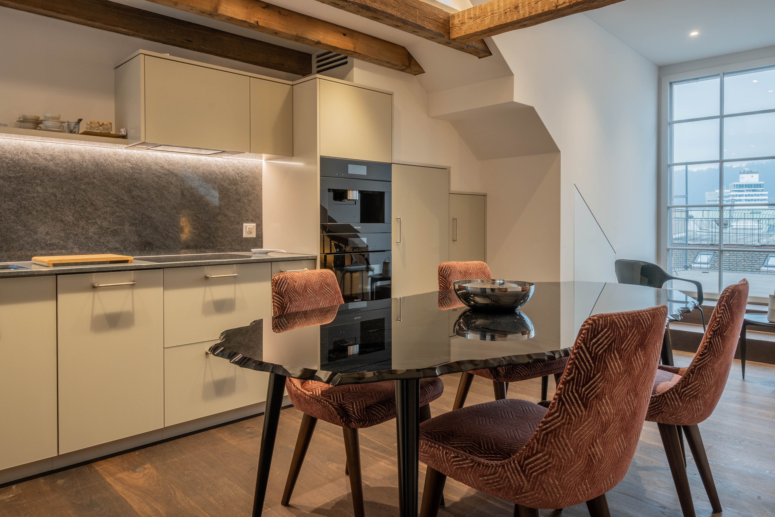 Küche des Apartments im Dachgeschoss des Altbaus.