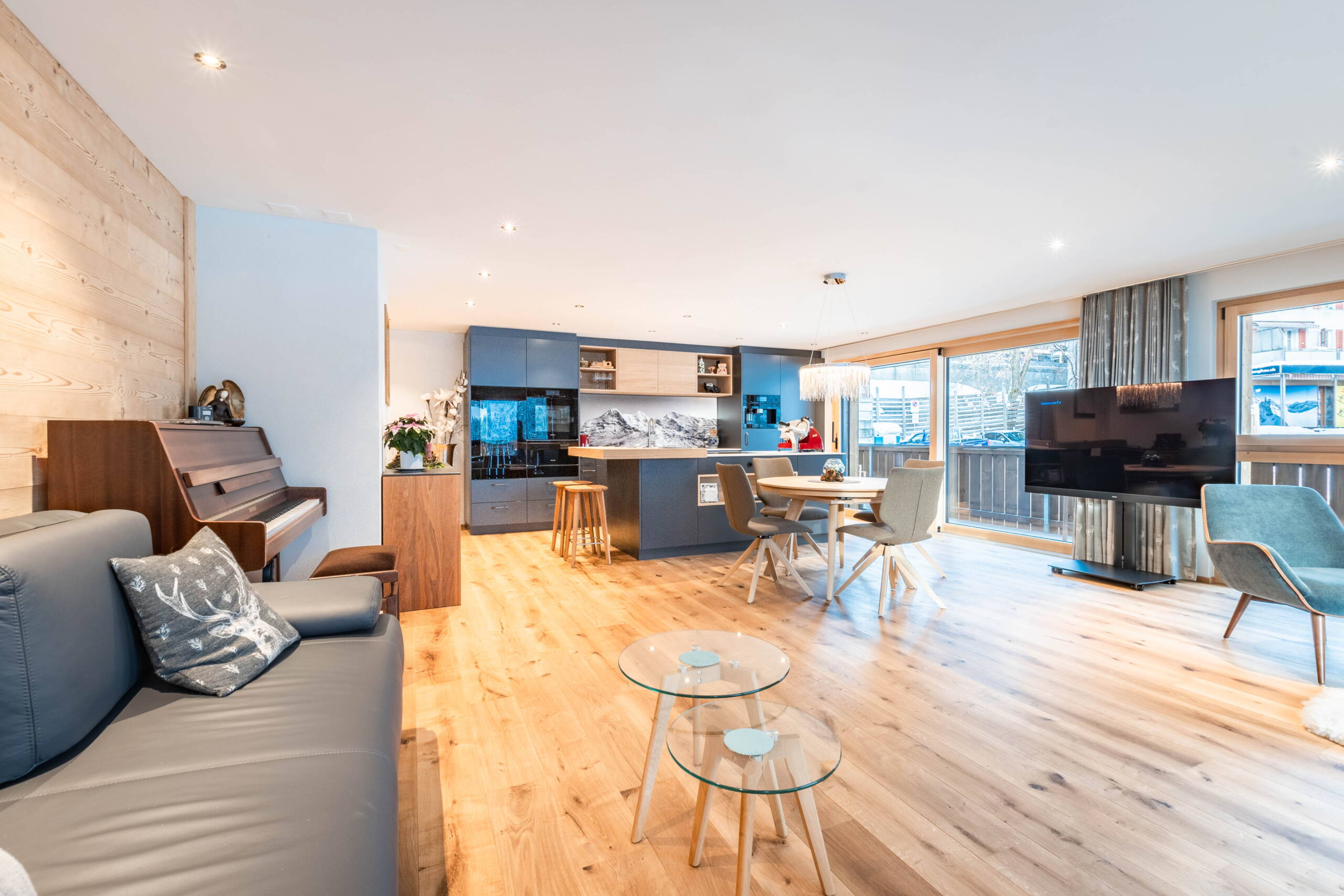 Expanded living room in Chalet WALT - furnished in a modern alpine style.