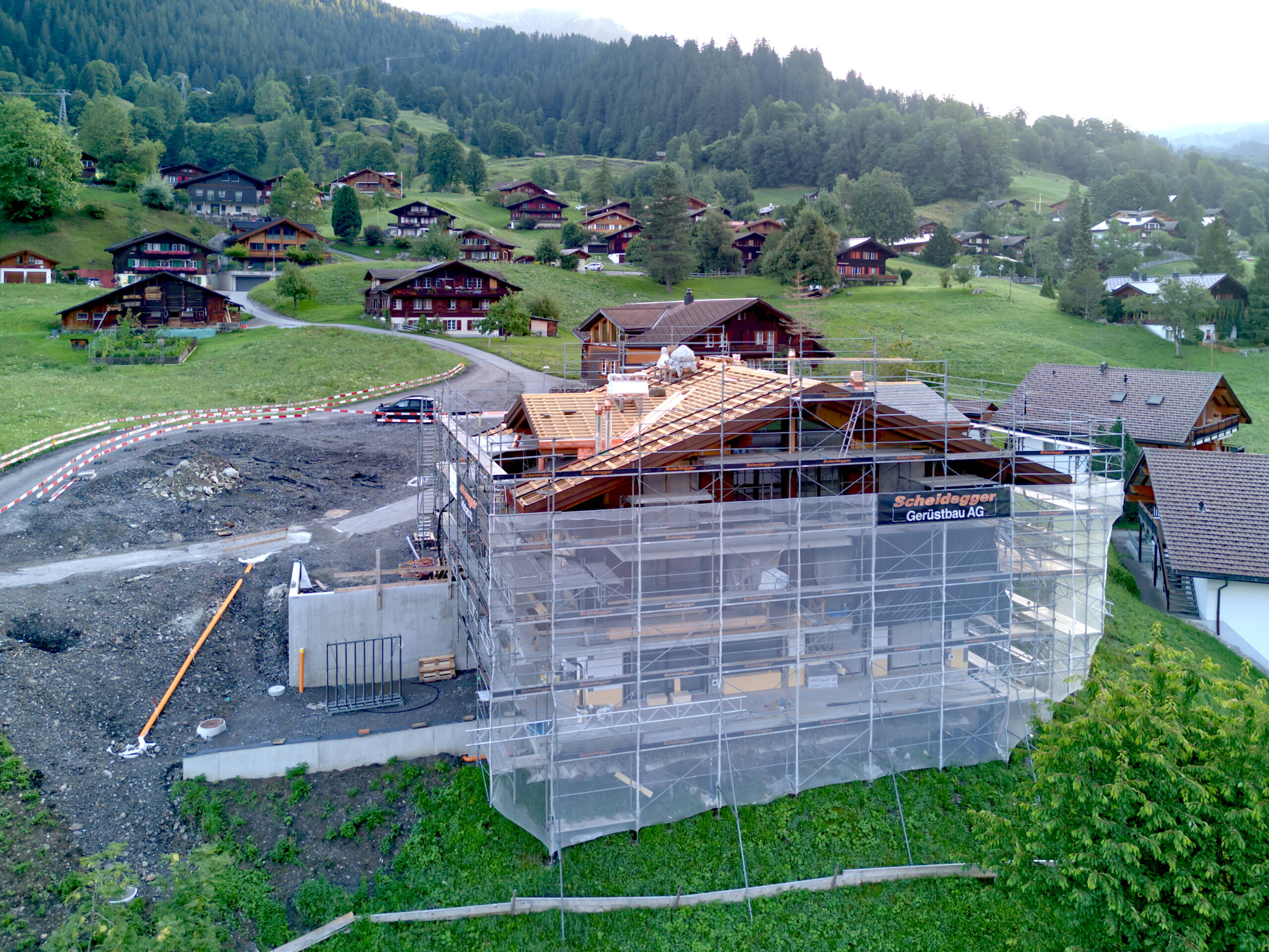 Südansicht des Mehrfamilienhauses während des Baus.