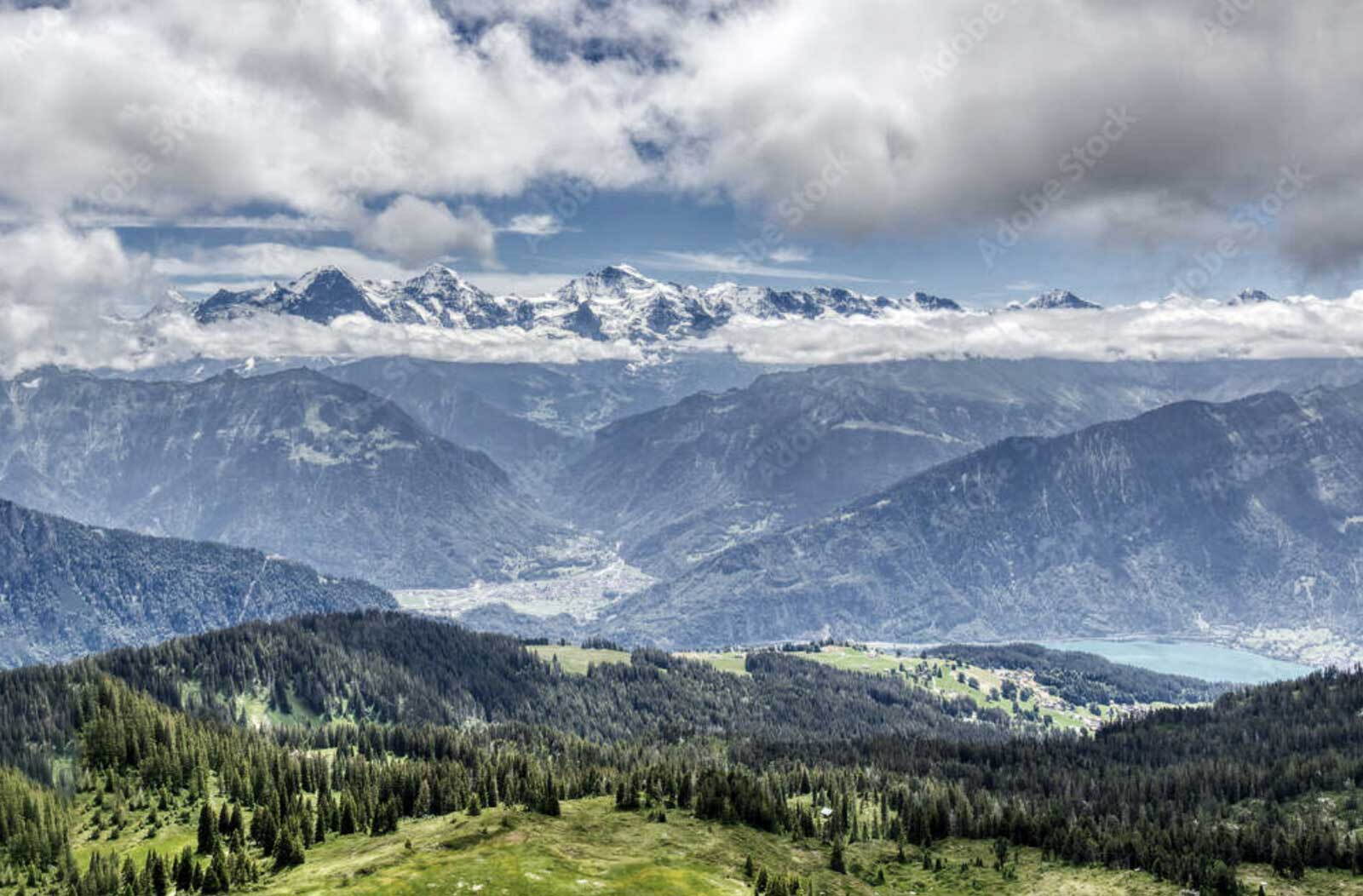 Bergpanorama mit Eiger, Mönch und Jungfrau im Berner Oberland.