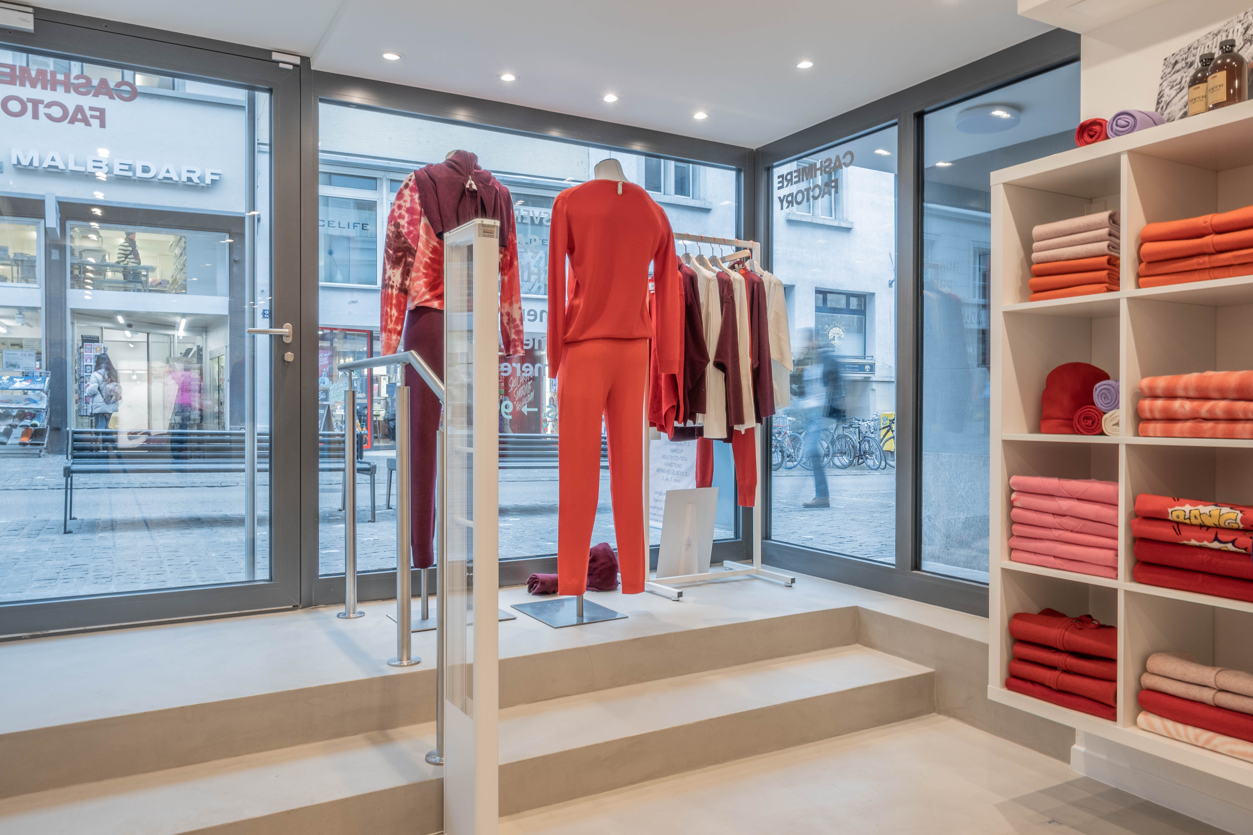 Eingangsbereich des Ladenlokals im Erdgeschoss.